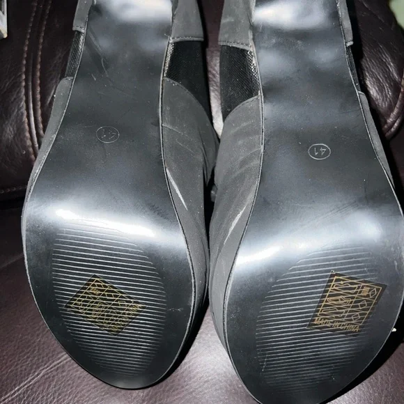 Elegant Black High Heels with Bow Accent - Picture 6 of 6